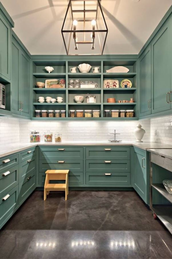 Exempel på ett modernt flerfärgad flerfärgat kök, med en rustik diskho, luckor med infälld panel, turkosa skåp, vitt stänkskydd, rostfria vitvaror, betonggolv, en köksö och grått golv