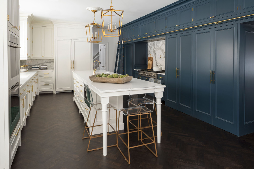 Klassische Küche in U-Form mit Unterbauwaschbecken, Schrankfronten mit vertiefter Füllung, blauen Schränken, Elektrogeräten mit Frontblende, dunklem Holzboden, Kücheninsel, braunem Boden und weißer Arbeitsplatte in Minneapolis