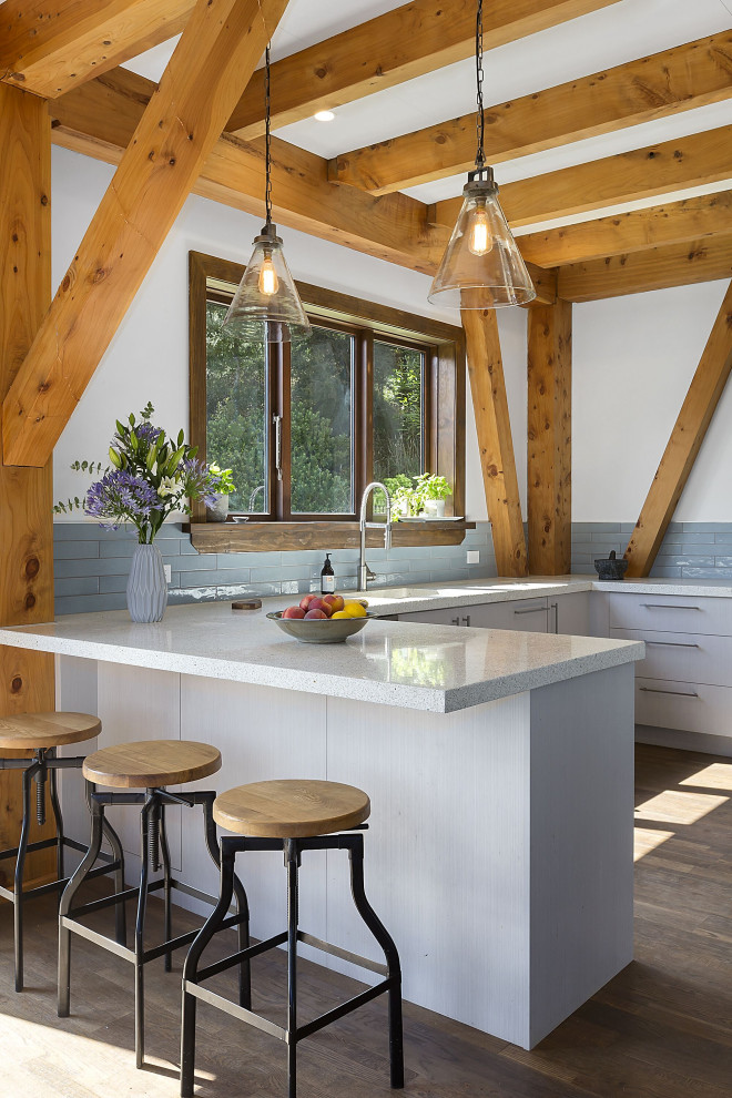 Exempel på ett modernt vit vitt u-kök, med släta luckor, bänkskiva i koppar, blått stänkskydd, grå skåp, mörkt trägolv, en halv köksö och brunt golv