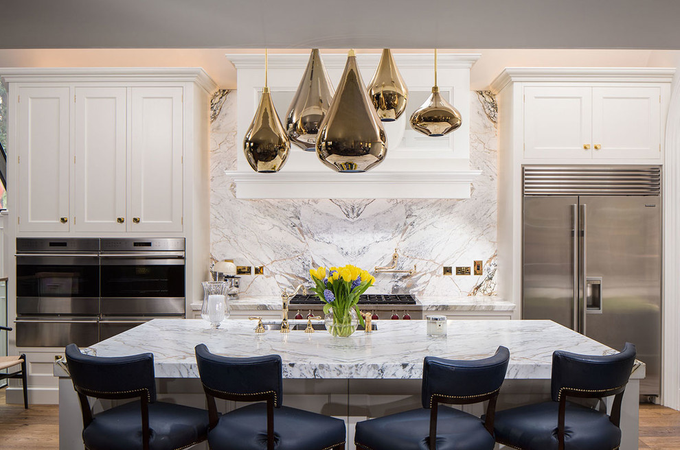 Inspiration för stora klassiska linjära kök och matrum, med luckor med infälld panel, vita skåp, marmorbänkskiva, flerfärgad stänkskydd och en köksö