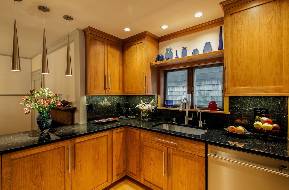 Example of a classic kitchen design in Tampa