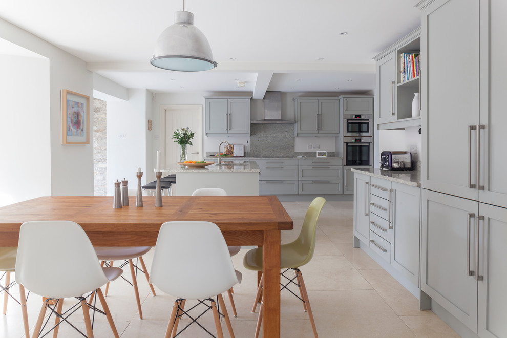Источник вдохновения для домашнего уюта: кухня в современном стиле с обеденным столом, фасадами в стиле шейкер, серыми фасадами, серым фартуком и островом