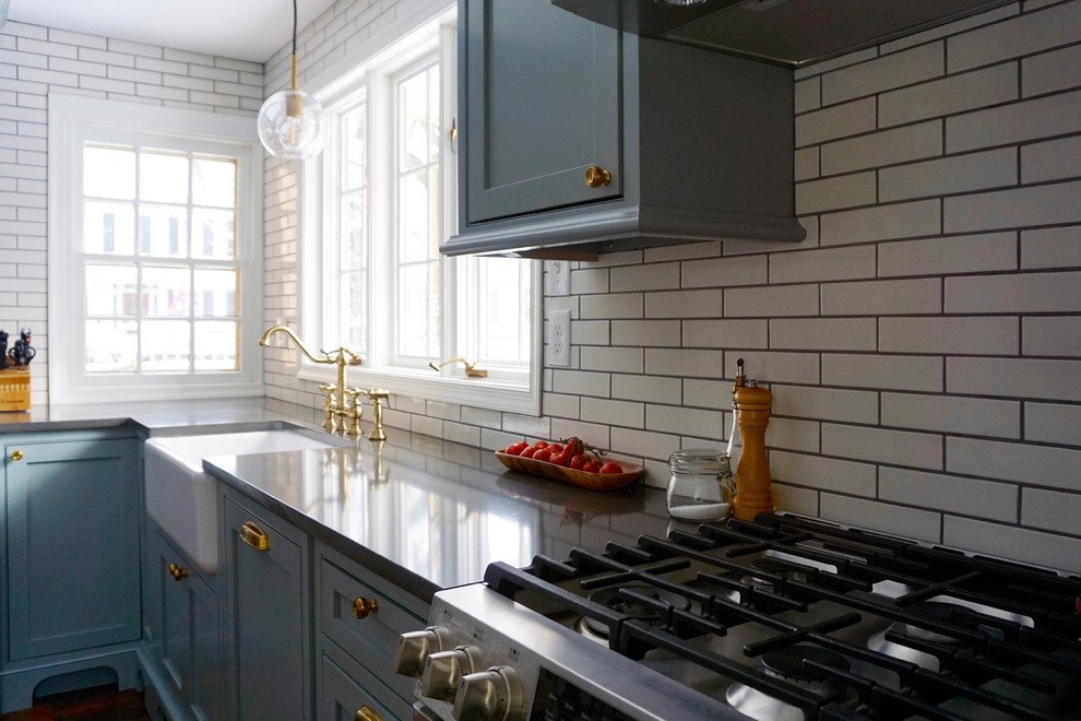 Inspiration för ett mellanstort lantligt grå grått kök, med blå skåp, vitt stänkskydd, stänkskydd i keramik, rostfria vitvaror, mörkt trägolv och brunt golv