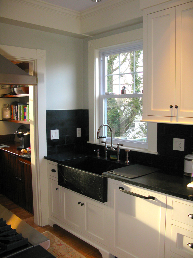 Foto di una piccola cucina classica con ante in stile shaker, ante bianche e penisola