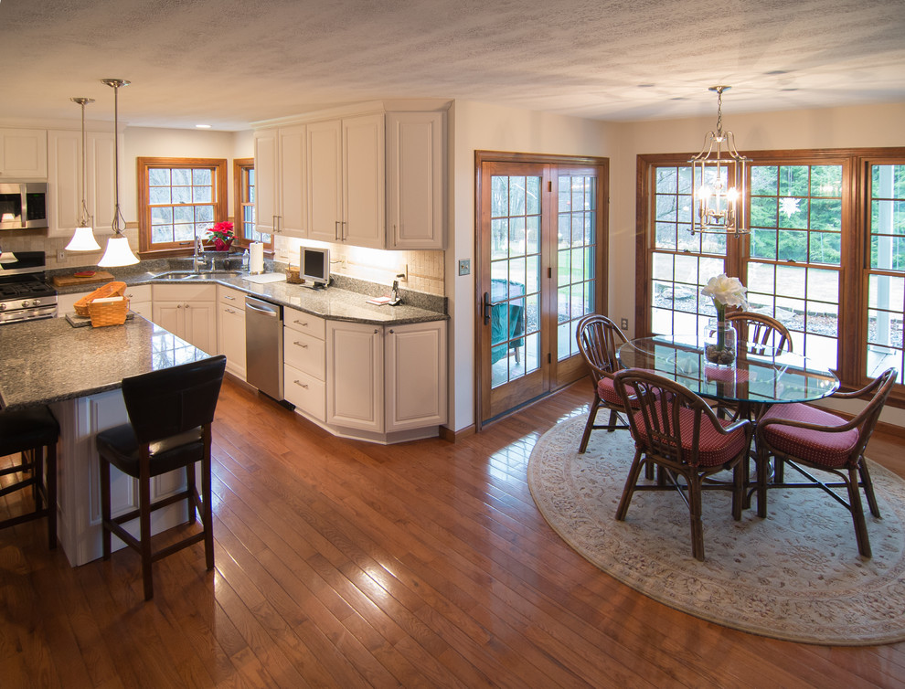 Timeless traditional kitchen with corner sink and granite countertops Traditional Kitchen