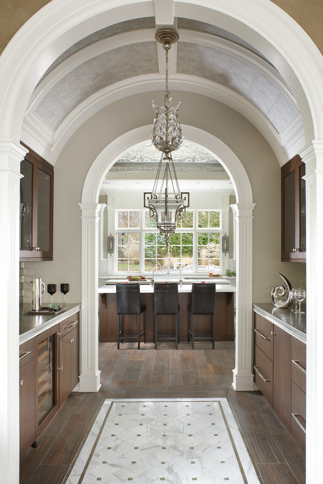 Foto de cocina clásica grande con dos o más islas, armarios con paneles lisos y puertas de armario marrones