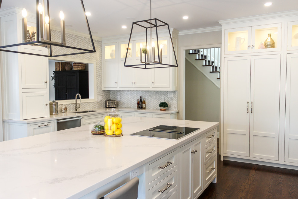 Mid-sized transitional u-shaped dark wood floor and brown floor eat-in kitchen photo in Toronto with an undermount sink, shaker cabinets, white cabinets, quartzite countertops, multicolored backsplash, mosaic tile backsplash, stainless steel appliances, an island and white countertops