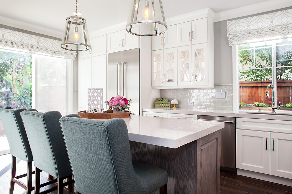 Exempel på ett stort modernt kök med öppen planlösning, med en undermonterad diskho, luckor med infälld panel, vita skåp, bänkskiva i kvarts, grått stänkskydd, stänkskydd i keramik, rostfria vitvaror, klinkergolv i porslin och en köksö