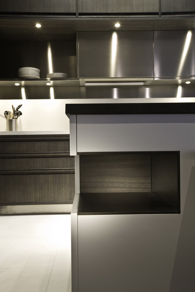Modelo de cocina actual con armarios con paneles lisos, electrodomésticos de acero inoxidable y con blanco y negro