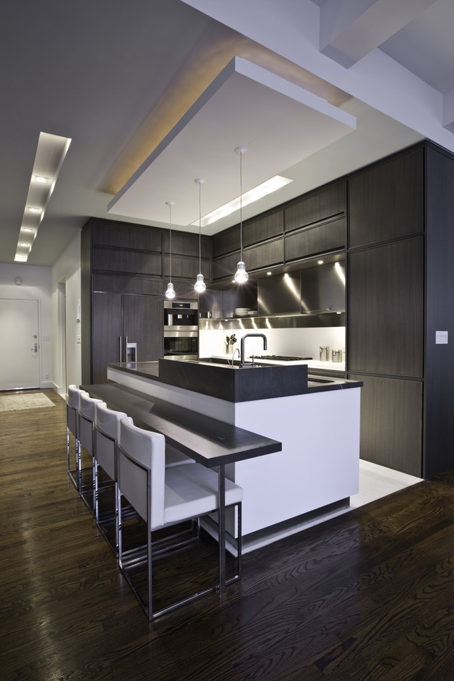 Пример оригинального дизайна: кухня в современном стиле с плоскими фасадами и темными деревянными фасадами