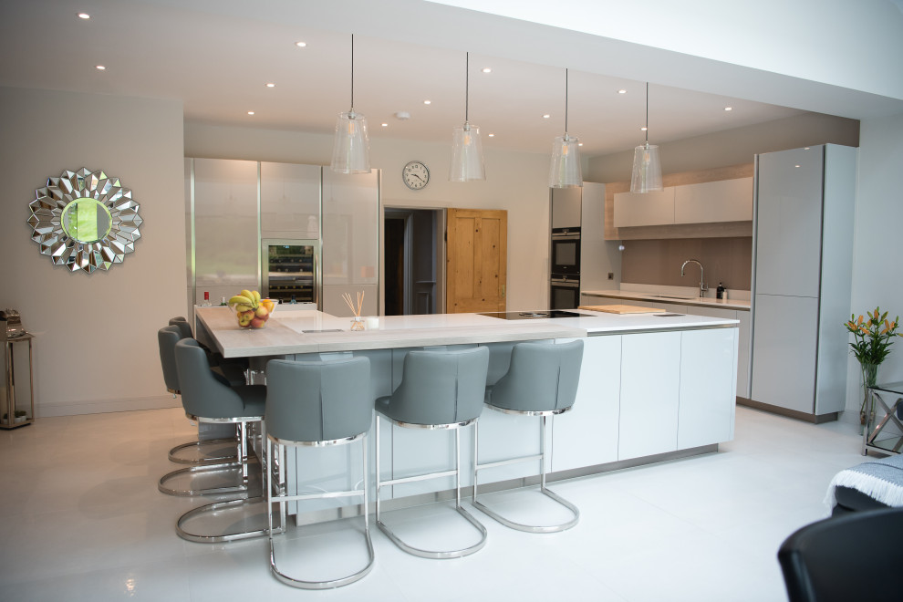 Kitchen - modern kitchen idea in Kent