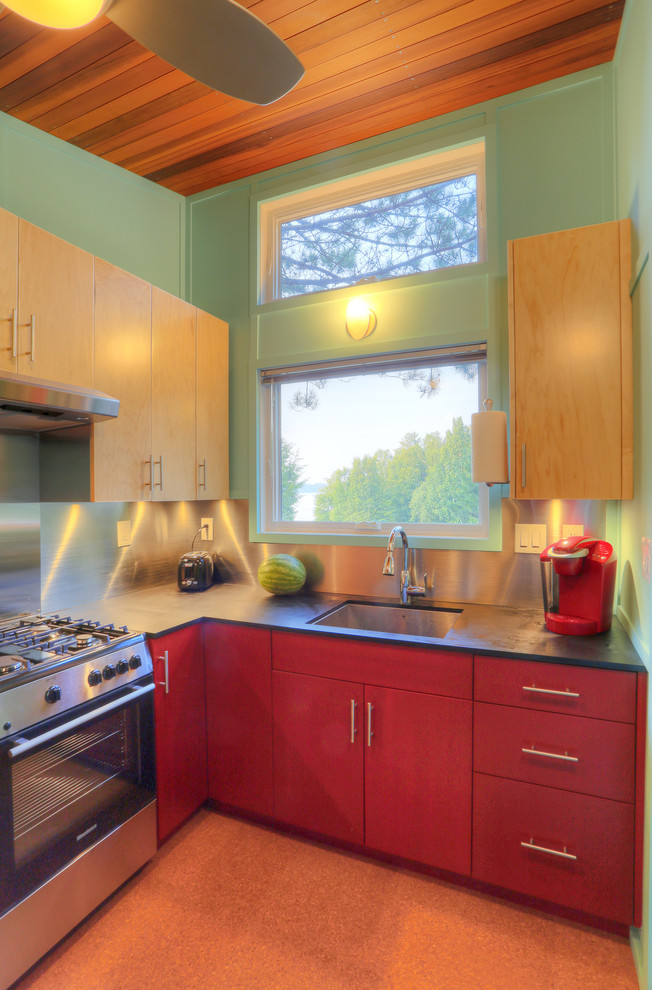 Bild på ett litet funkis kök, med en undermonterad diskho, släta luckor, röda skåp, bänkskiva i koppar, stänkskydd med metallisk yta, rostfria vitvaror och korkgolv