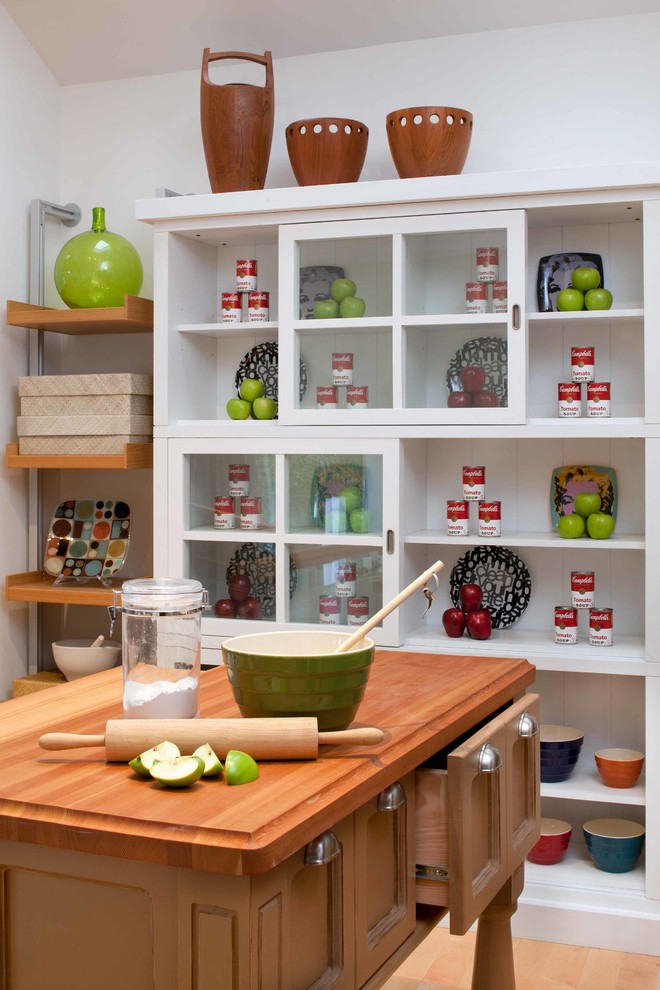 Imagen de cocina contemporánea de tamaño medio cerrada con armarios abiertos, puertas de armario blancas, encimera de madera, suelo de madera clara y una isla