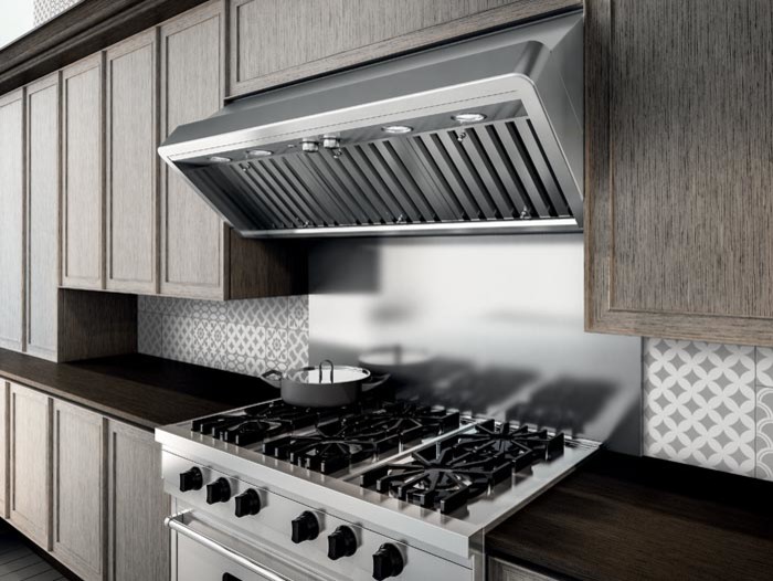 Modelo de cocina contemporánea con electrodomésticos de acero inoxidable