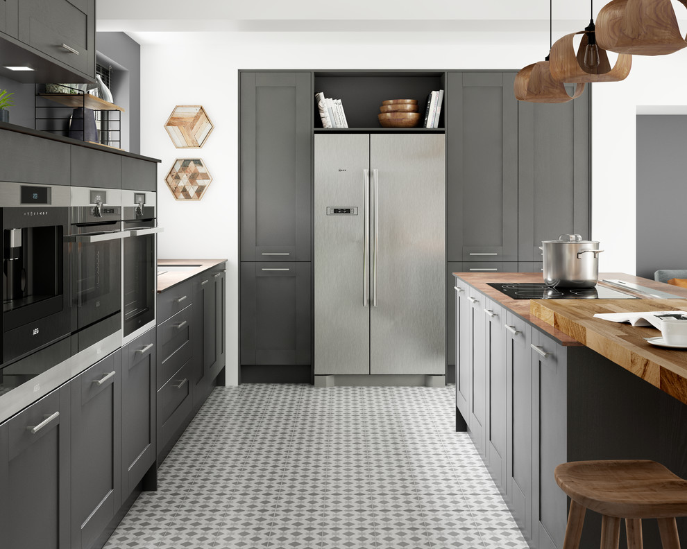 Inspiration för mellanstora moderna kök, med en enkel diskho, luckor med infälld panel, grå skåp, träbänkskiva, integrerade vitvaror, klinkergolv i keramik och en köksö
