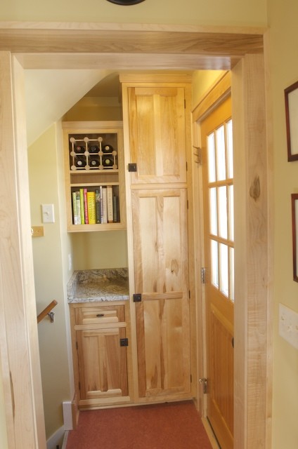 Réalisation d'une petite arrière-cuisine linéaire tradition en bois clair avec un placard à porte plane, un plan de travail en granite et un sol en linoléum.