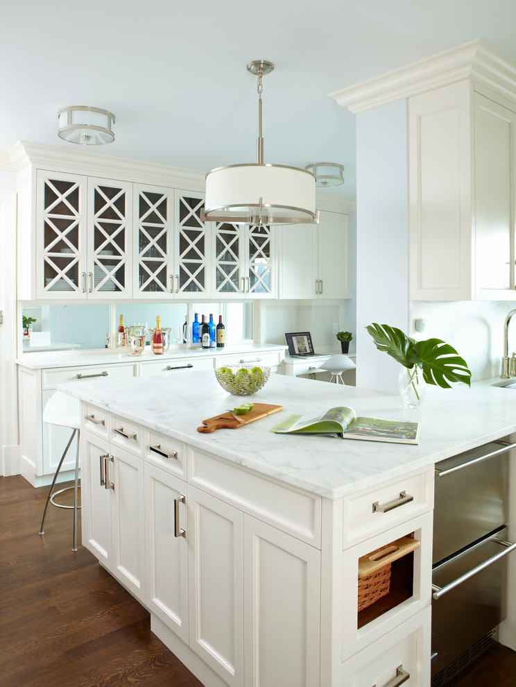 Inredning av ett klassiskt mellanstort kök, med luckor med infälld panel, vita skåp, marmorbänkskiva, blått stänkskydd, mörkt trägolv, en halv köksö och rostfria vitvaror