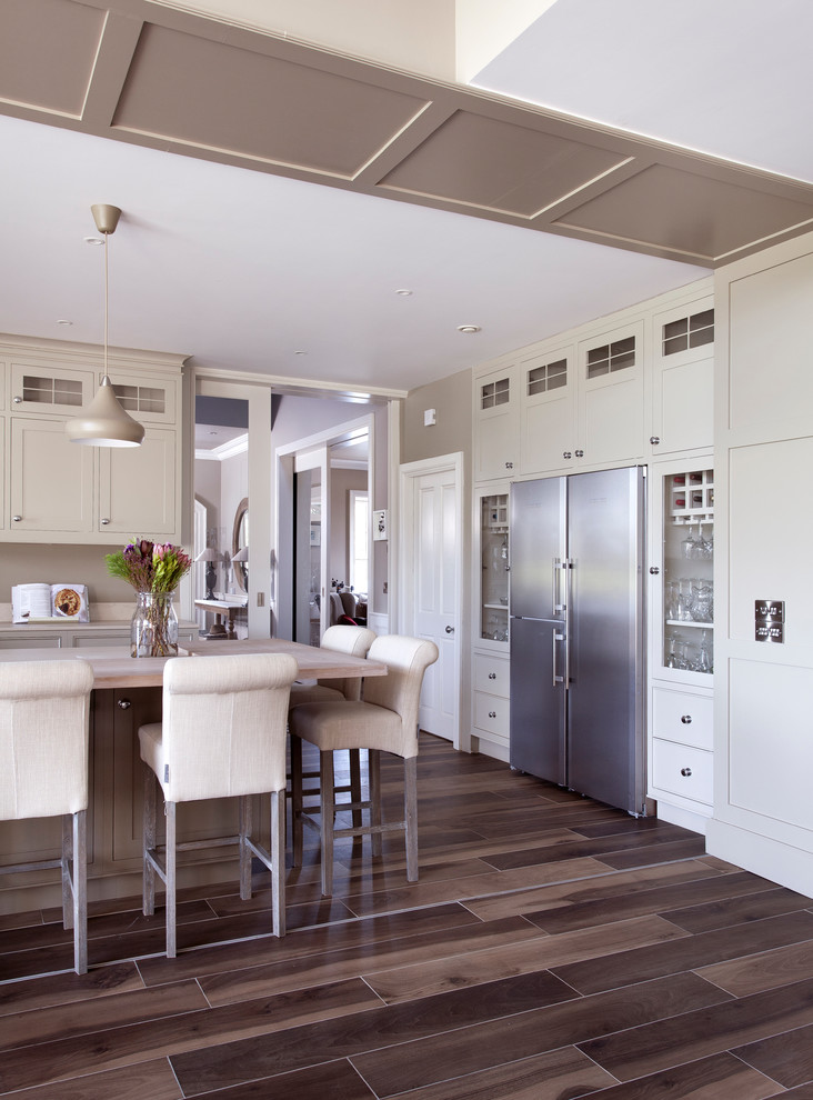 ダブリンにある巨大なトランジショナルスタイルのおしゃれなキッチン (インセット扉のキャビネット、シルバーの調理設備、セラミックタイルの床) の写真