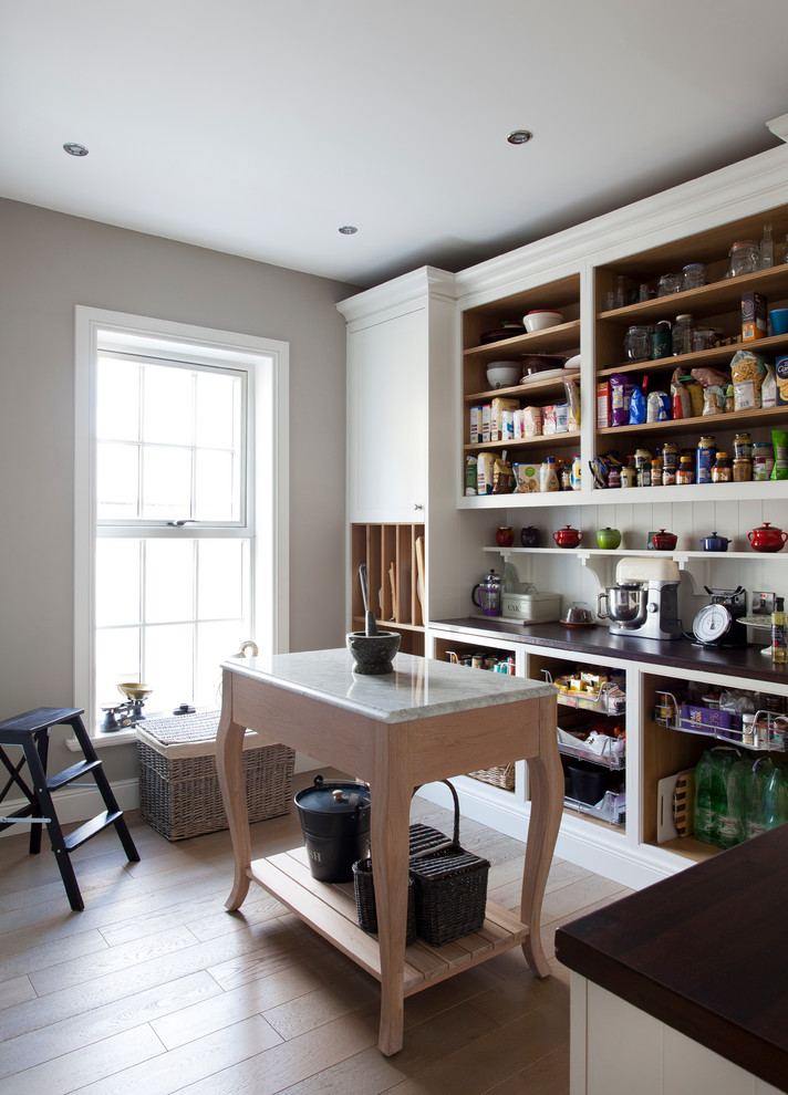 Geräumige Klassische Wohnküche in L-Form mit Kassettenfronten, Küchengeräten aus Edelstahl, Keramikboden und Kücheninsel in Dublin