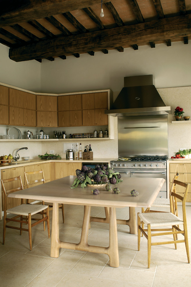 Foto di una cucina country con lavello sottopiano, ante lisce, ante in legno scuro, paraspruzzi a effetto metallico e elettrodomestici in acciaio inossidabile
