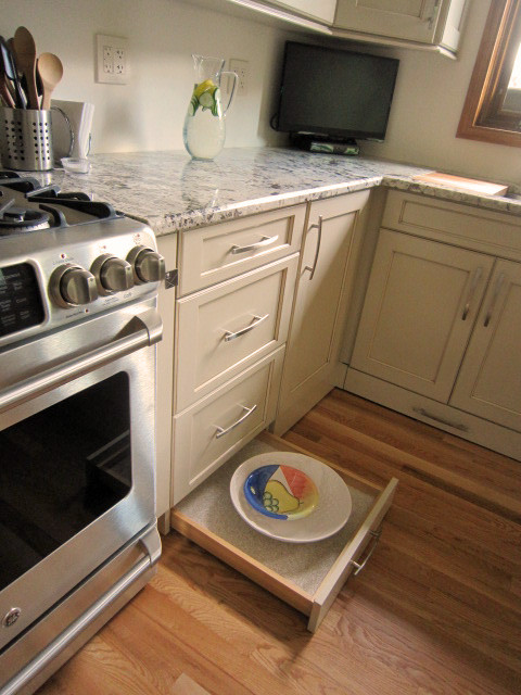 Exempel på ett mellanstort modernt kök, med en dubbel diskho, vita skåp, vitt stänkskydd, rostfria vitvaror, ljust trägolv, skåp i shakerstil och granitbänkskiva