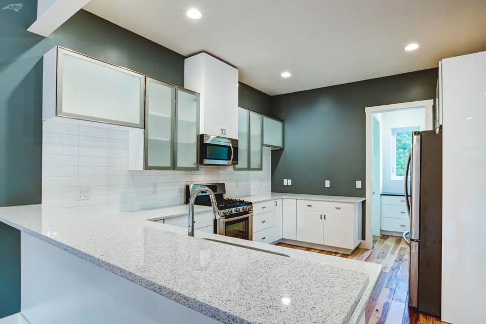 Example of a minimalist kitchen design in Wilmington