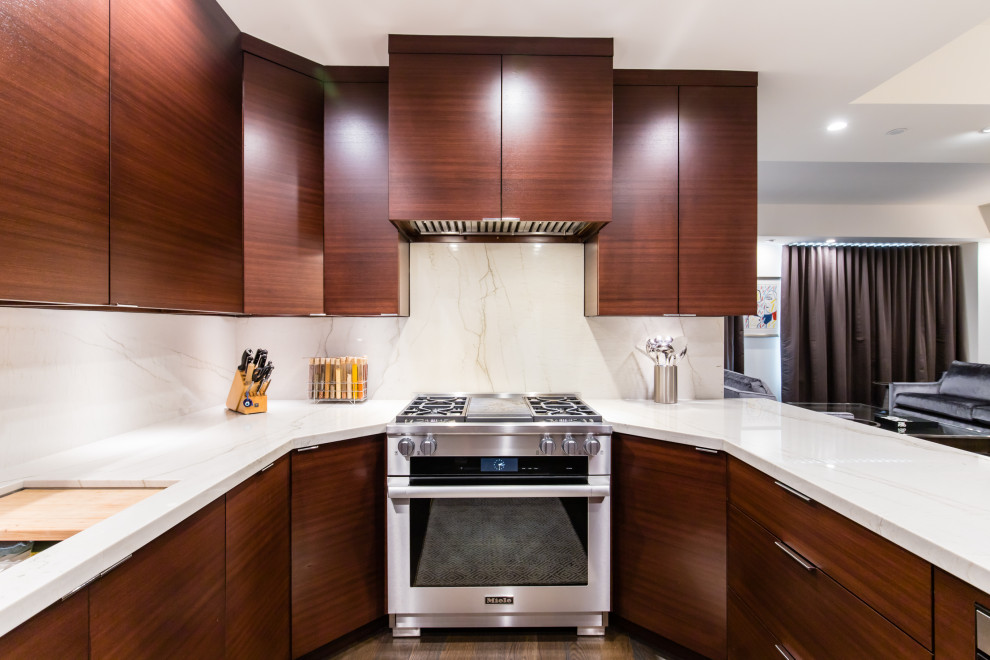 Mid-sized minimalist u-shaped dark wood floor and brown floor eat-in kitchen photo in Dallas with an undermount sink, flat-panel cabinets, medium tone wood cabinets, quartz countertops, white backsplash, stone slab backsplash, stainless steel appliances, a peninsula and white countertops