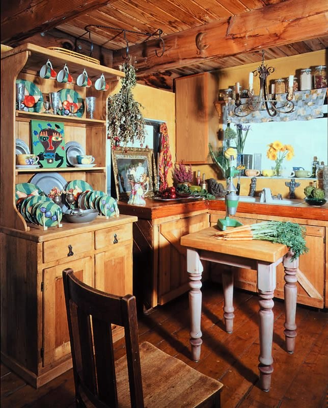 Esempio di una piccola cucina stile rurale chiusa con lavello da incasso, ante in stile shaker, ante in legno scuro, top in legno, parquet scuro e pavimento marrone