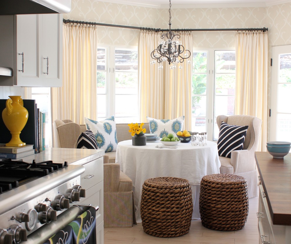 Imagen de cocina comedor contemporánea con armarios con paneles empotrados, puertas de armario blancas, encimera de madera y cortinas