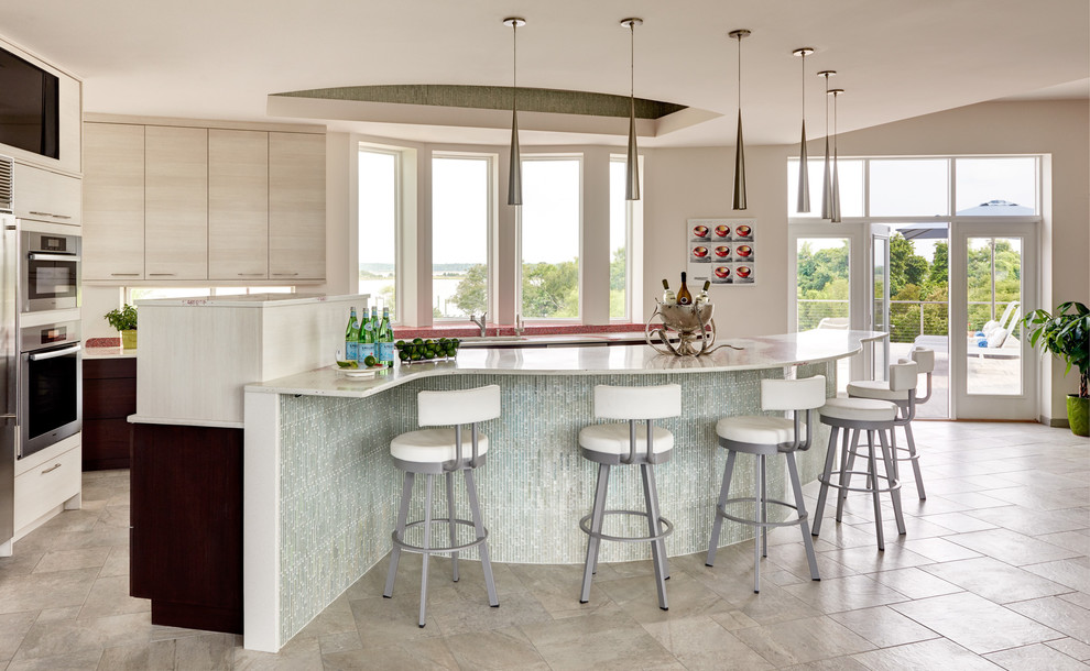 Foto di un cucina con isola centrale design con top in vetro riciclato, elettrodomestici in acciaio inossidabile, ante lisce e ante in legno chiaro
