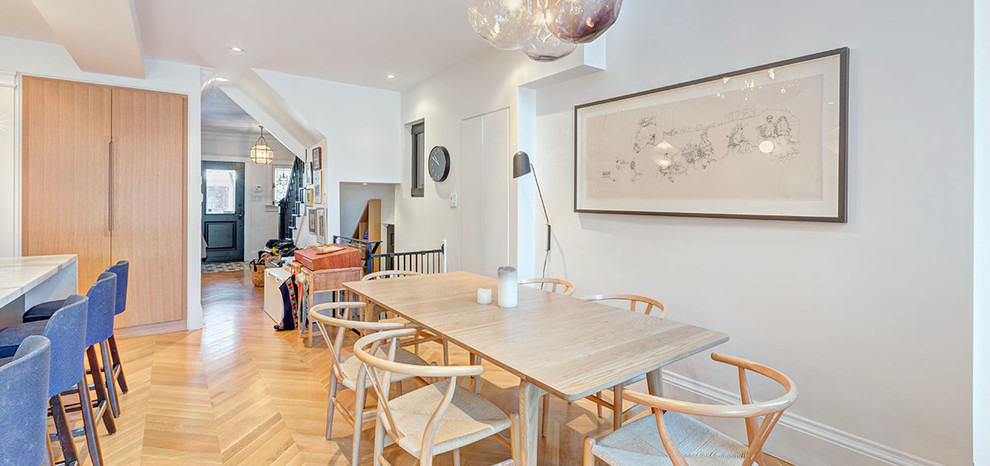 Réalisation d'une salle à manger ouverte sur la cuisine nordique de taille moyenne avec parquet clair et un sol beige.