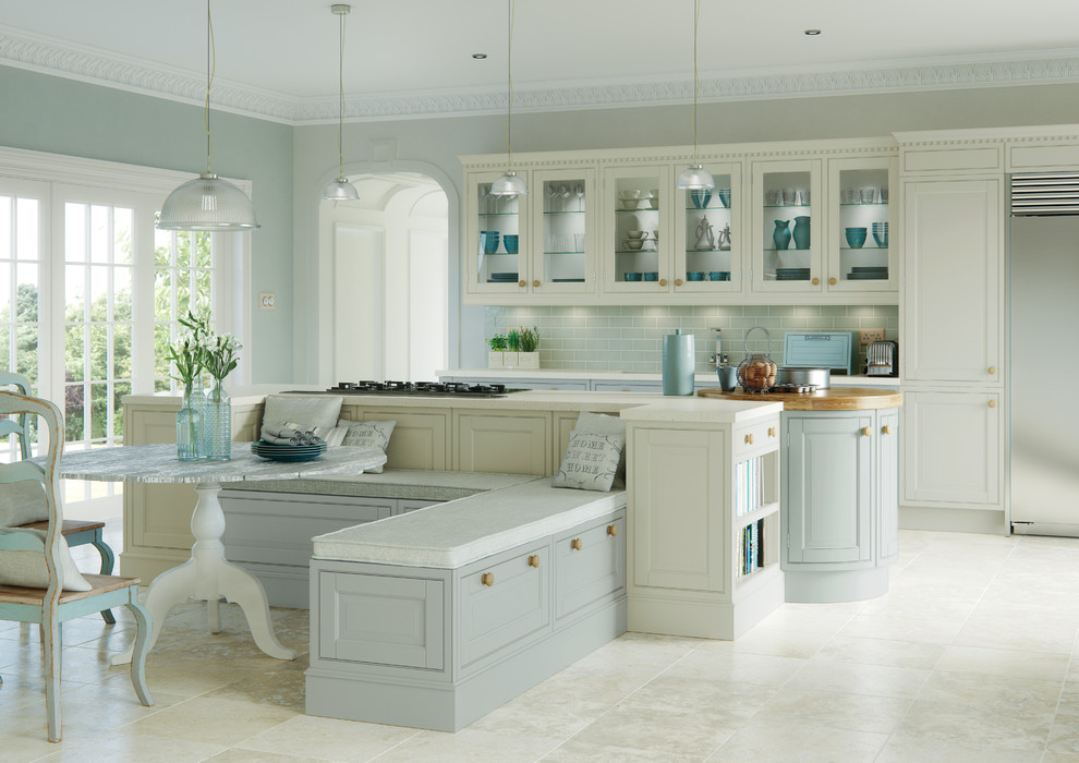 Moderne Küche mit Doppelwaschbecken, Schrankfronten im Shaker-Stil, beigen Schränken, Küchenrückwand in Grün, Rückwand aus Metrofliesen, Küchengeräten aus Edelstahl und Kücheninsel in Sonstige