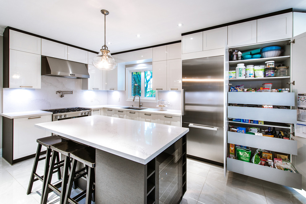 Mittelgroße Moderne Wohnküche in U-Form mit Einbauwaschbecken, Schrankfronten im Shaker-Stil, weißen Schränken und Kücheninsel in Toronto