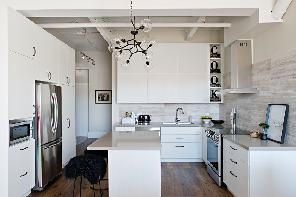 Exempel på ett stort modernt grå grått kök, med en undermonterad diskho, släta luckor, bänkskiva i kvarts, stänkskydd i stenkakel, rostfria vitvaror, mellanmörkt trägolv, en köksö, beige stänkskydd, brunt golv och vita skåp