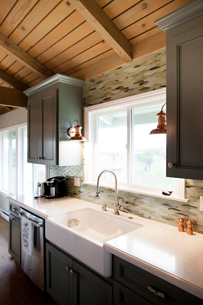 Idéer för att renovera ett stort maritimt linjärt kök med öppen planlösning, med en rustik diskho, luckor med infälld panel, blå skåp, marmorbänkskiva, grönt stänkskydd, stänkskydd i stickkakel, rostfria vitvaror, mörkt trägolv och en köksö
