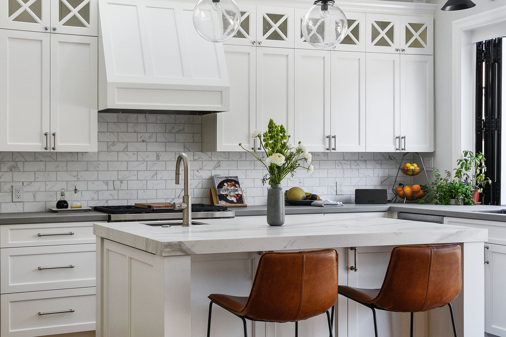 Inspiration för ett avskilt, mellanstort 50 tals grå grått u-kök, med en undermonterad diskho, skåp i shakerstil, vita skåp, bänkskiva i betong, vitt stänkskydd, stänkskydd i marmor, rostfria vitvaror, mellanmörkt trägolv, en köksö och brunt golv