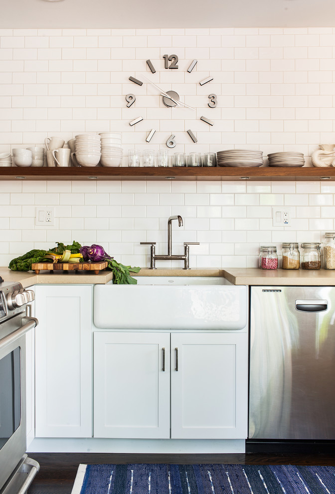 Exempel på ett klassiskt kök, med en rustik diskho, skåp i shakerstil, vita skåp, bänkskiva i betong, vitt stänkskydd, stänkskydd i keramik, rostfria vitvaror, mörkt trägolv och en köksö