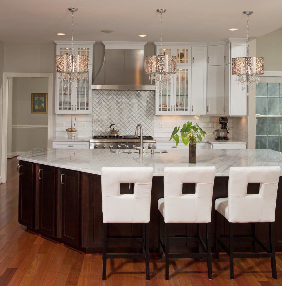 Klassische Küche mit weißen Schränken, Granit-Arbeitsplatte, Küchenrückwand in Weiß und Kücheninsel in Washington, D.C.