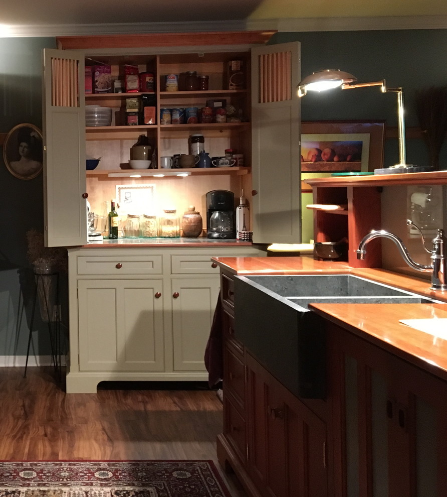 Mittelgroße Klassische Wohnküche in L-Form mit Landhausspüle, Schrankfronten im Shaker-Stil, dunklen Holzschränken, Arbeitsplatte aus Holz, Elektrogeräten mit Frontblende, braunem Holzboden und Kücheninsel in Philadelphia