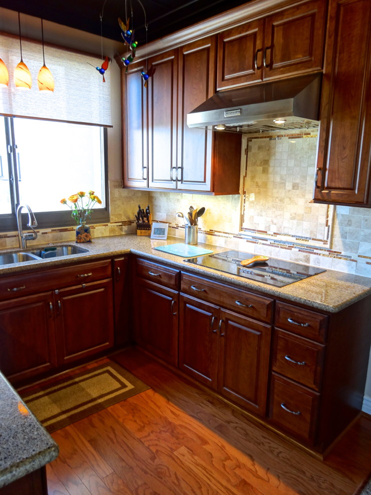 Example of a classic kitchen design in Houston