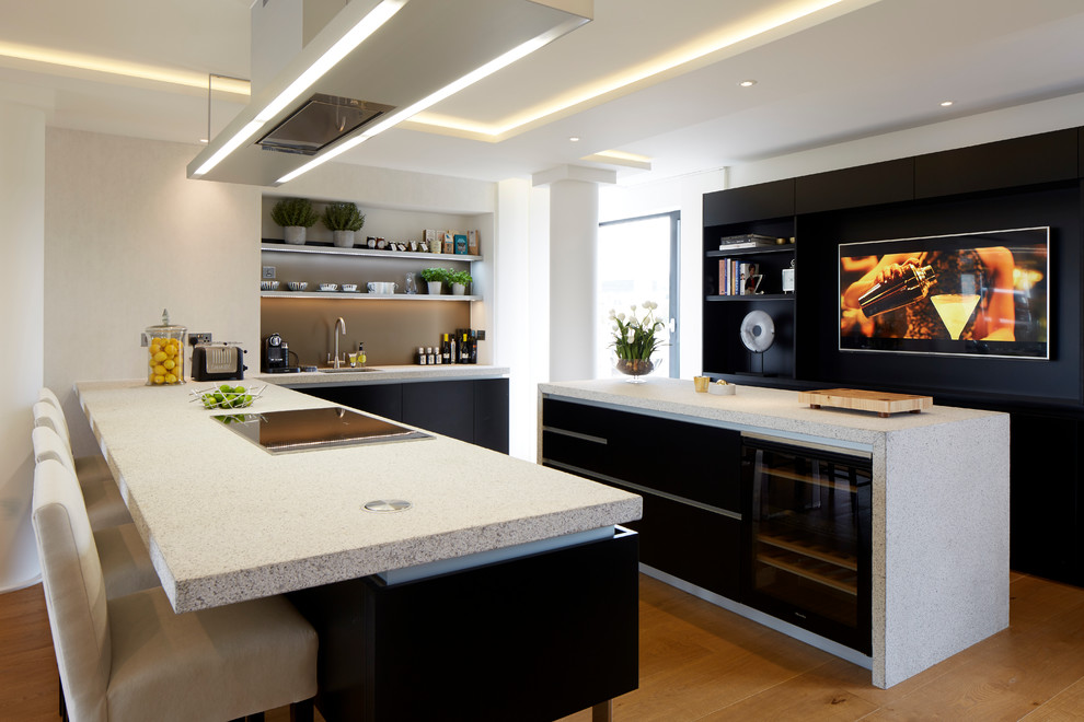 Mittelgroße Moderne Küche mit Unterbauwaschbecken, offenen Schränken, braunem Holzboden und Kücheninsel in London