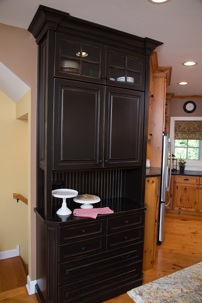 Foto på ett stort rustikt kök, med en undermonterad diskho, luckor med upphöjd panel, skåp i slitet trä, granitbänkskiva, vitt stänkskydd, stänkskydd i tunnelbanekakel, rostfria vitvaror, ljust trägolv och en köksö