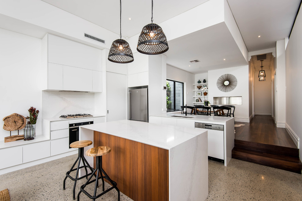 Moderne Wohnküche in L-Form mit Unterbauwaschbecken, flächenbündigen Schrankfronten, weißen Schränken, Küchenrückwand in Weiß, Küchengeräten aus Edelstahl und Kücheninsel in Perth