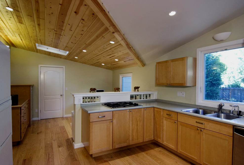 Photo of a farmhouse kitchen in San Francisco.