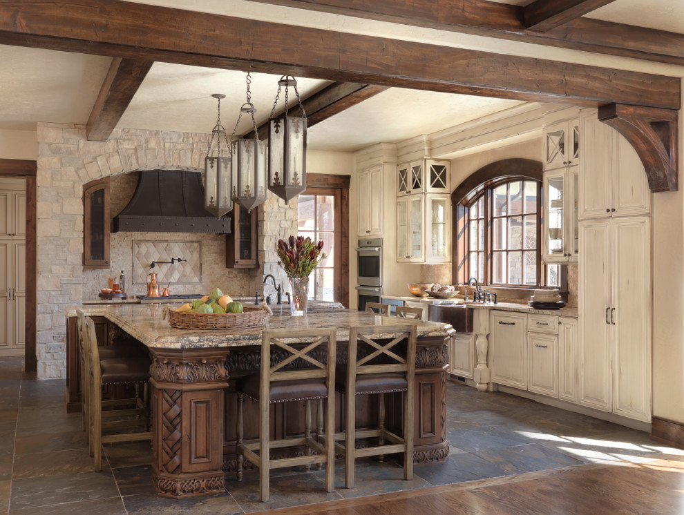 Exempel på ett rustikt kök och matrum, med en dubbel diskho, luckor med upphöjd panel, beige skåp, granitbänkskiva, stänkskydd i stenkakel, integrerade vitvaror, skiffergolv och en köksö
