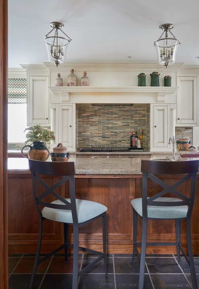 Foto på ett mellanstort vintage l-kök, med en undermonterad diskho, luckor med profilerade fronter, skåp i mellenmörkt trä, granitbänkskiva, flerfärgad stänkskydd, stänkskydd i stenkakel, integrerade vitvaror, skiffergolv, en köksö och svart golv