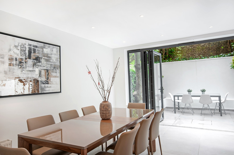 Mittelgroße Moderne Wohnküche mit Keramikboden und weißem Boden in London
