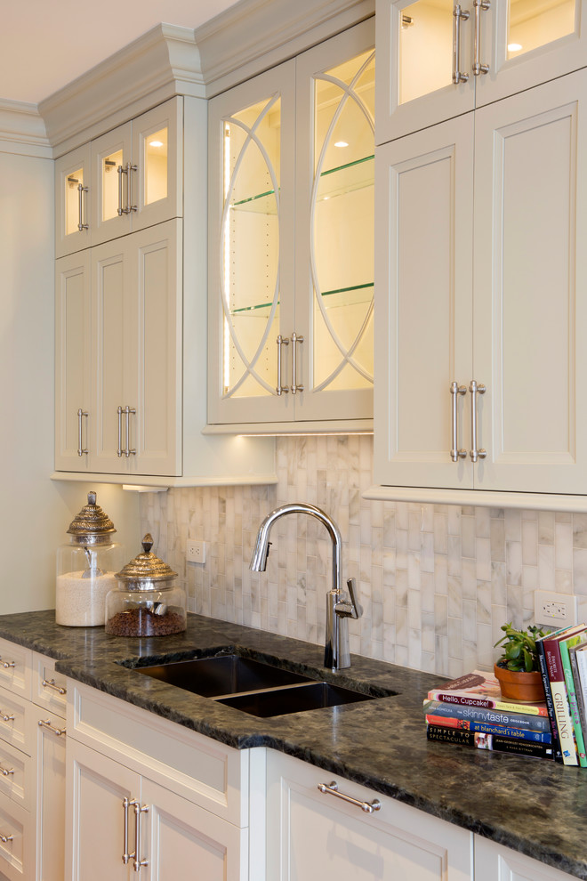 Immagine di una cucina chic chiusa e di medie dimensioni con lavello sottopiano, ante con riquadro incassato, ante bianche, top in granito, paraspruzzi bianco e paraspruzzi in marmo