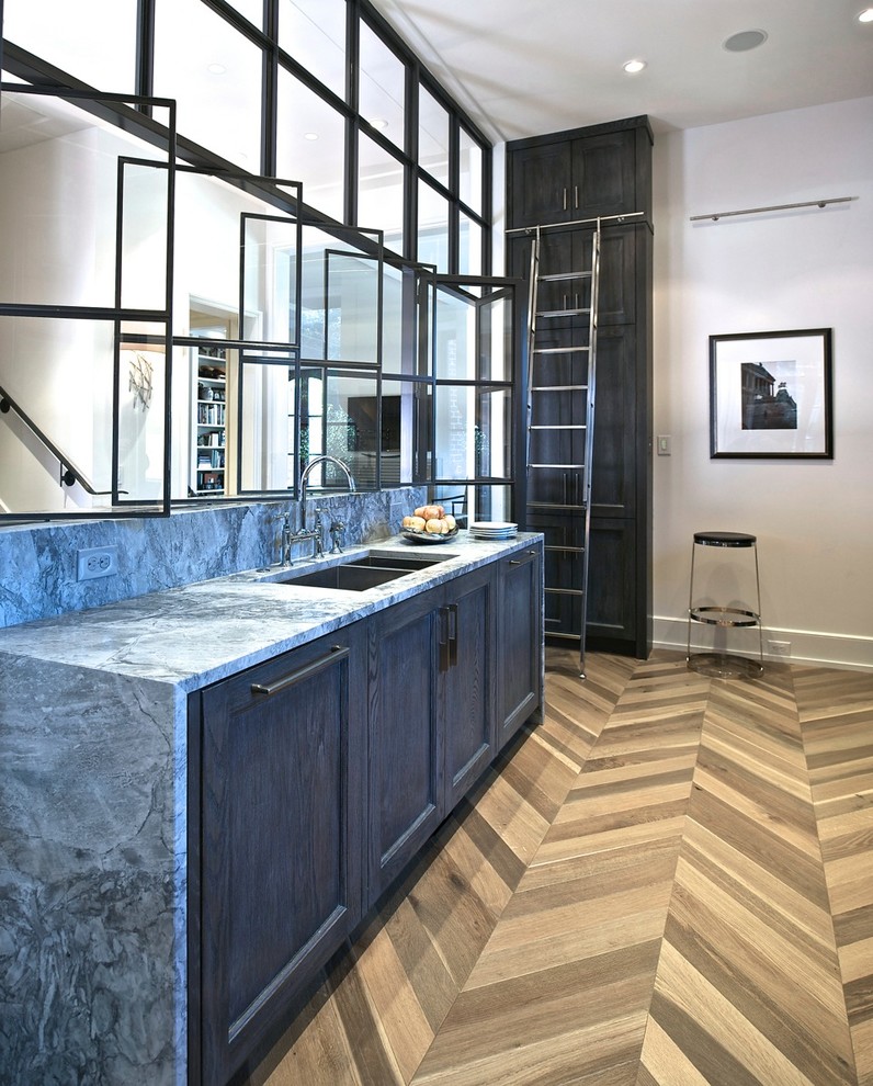 Esempio di una cucina parallela classica con lavello sottopiano, ante con riquadro incassato, ante nere e pavimento in legno massello medio