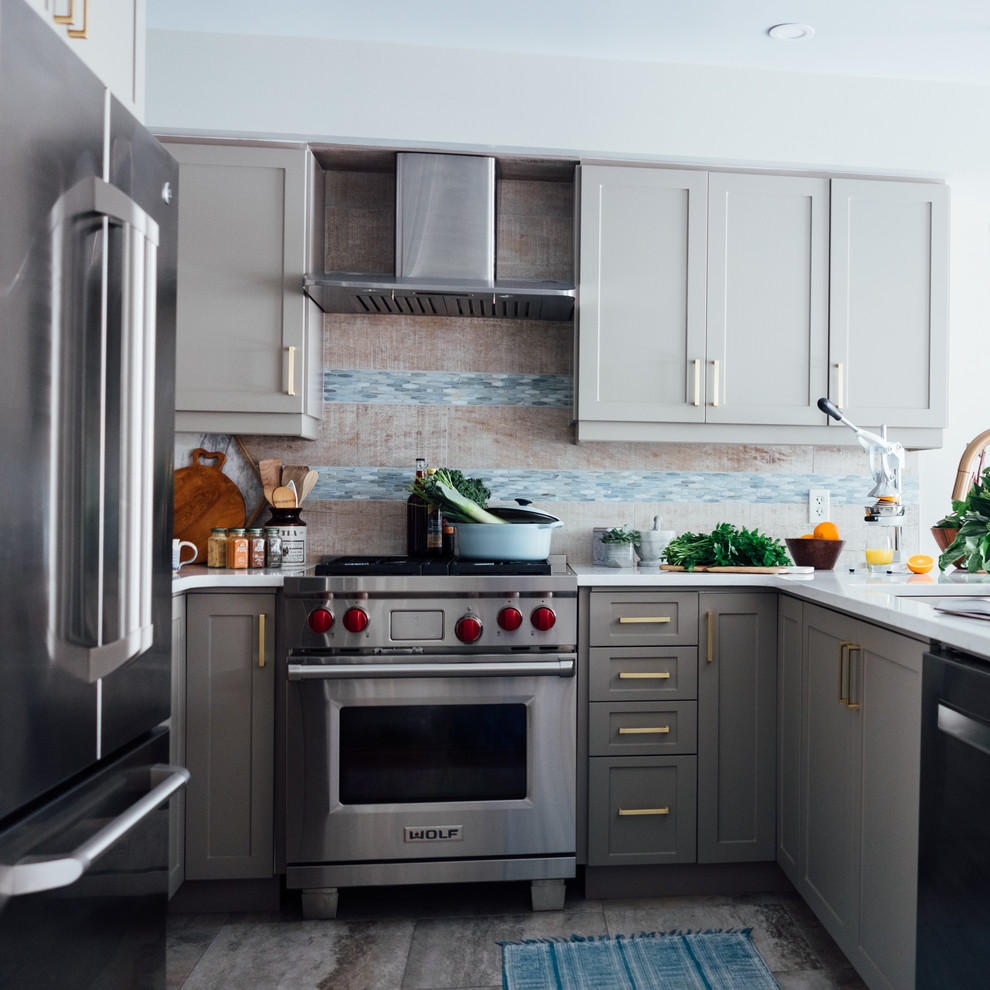 Inspiration for a small farmhouse u-shaped kitchen/diner in Ottawa with a single-bowl sink, shaker cabinets, quartz worktops, beige splashback, glass sheet splashback, stainless steel appliances, porcelain flooring, an island, grey cabinets and grey floors.
